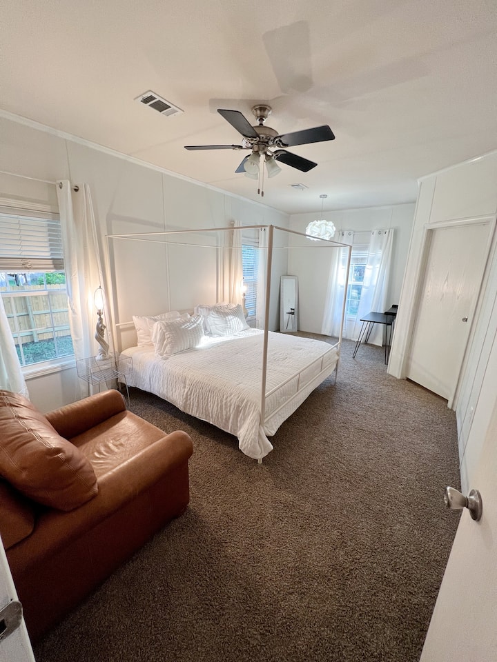 El dormitorio principal de The Trailer ofrece un colchón híbrido mediano, ropa de cama de lujo, vestidor y un espacio de trabajo designado.