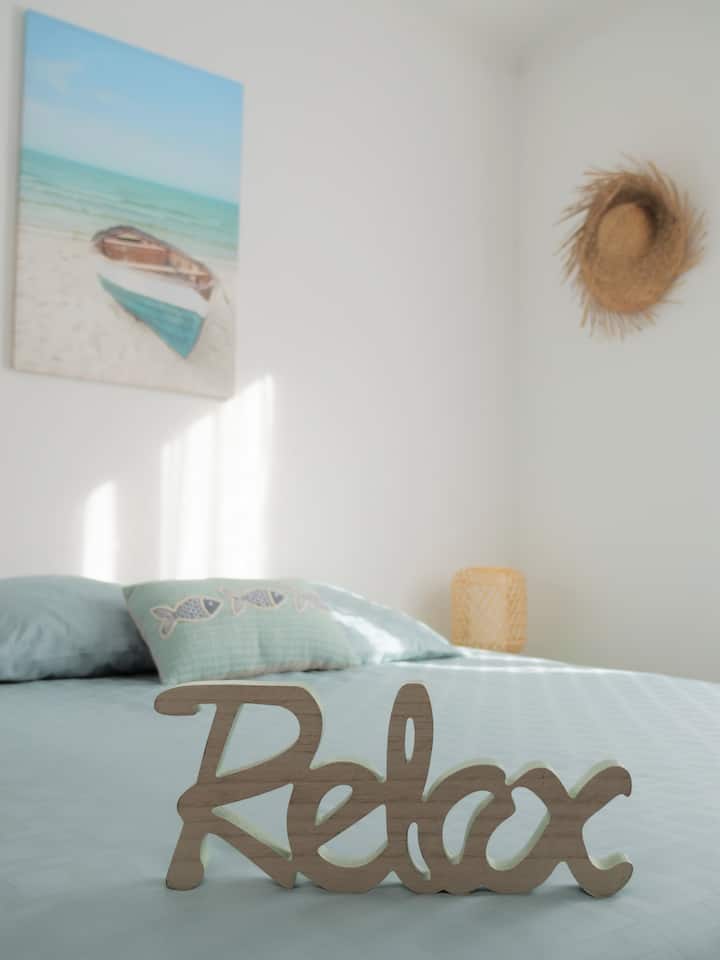 Bedroom on the street side
Queen size bed (160), high quality mattress EMMA.
Sheets can be rented.
Relax in a quiet area 15 min walk from Arago Market and the hypercenter...