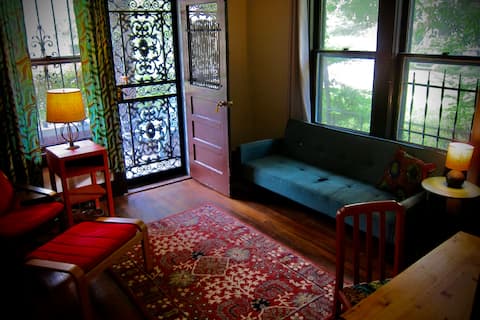 Popular Airbnb listing: Cozy apt in midtown. Msg us about Mdm/long term in Vollintine Evergreen