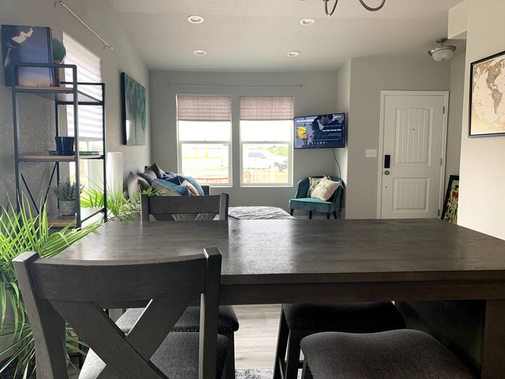 Long term, bright & cozy, close to DT & mtn views! Townhouses for