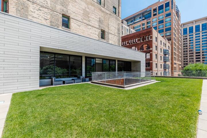 Architect’s Urban Oasis | 4bd/3ba I Luxe gallery image 3