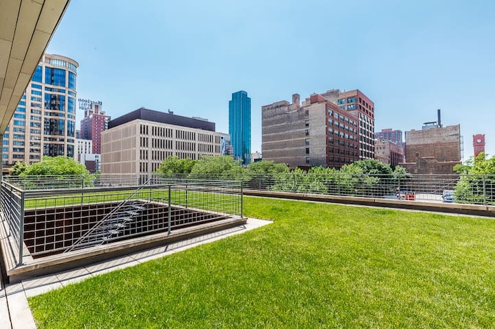 Architect’s Urban Oasis | 4bd/3ba I Luxe gallery image 2