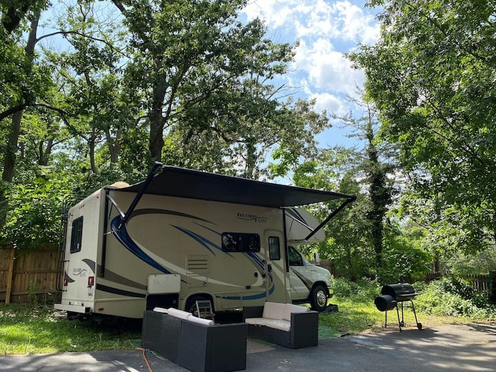 Stationary RV with 3 Beds in NE Washington DC Area Campers/RVs for