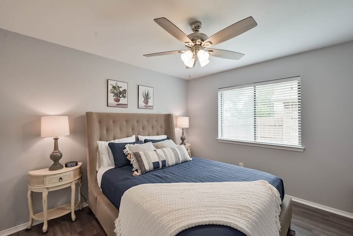 Druga spavaća soba ima novu bračnu posteljinu, svjetiljke i dekor. Na raspolaganju vam je budilica s USB-om i utičnicama kako biste mogli noću puniti telefon. Stropni ventilator pomoći će vam da se rashladite tijekom toplog ljeta u Teksasu.