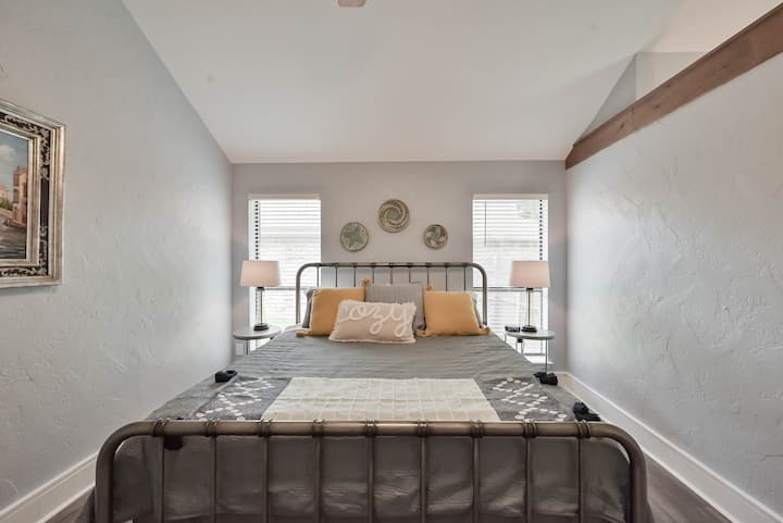 Glavna spavaća soba ima bračni krevet i elegantnu posteljinu. Prostor zaokružuju i nove svjetiljke i umjetnička djela. Na raspolaganju vam je budilica s USB-om i utičnicama.