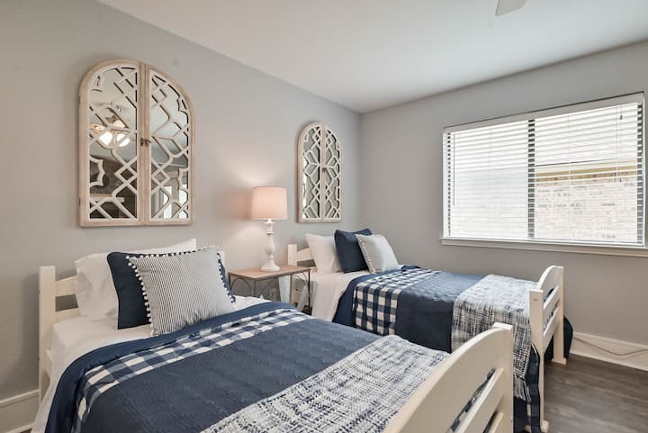 Dodatna soba ima 2 kreveta za jednu osobu, novu posteljinu / dekor i novi stropni ventilator. U ormaru možete pronaći i police za prtljagu koje će vam pomoći da se organizirate.  