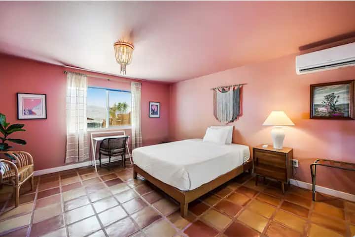 Hii hapa ni Pretty katika chumba cha kulala cha rangi ya waridi. Ina kitanda aina ya queen, dawati la uandishi na bafu la rangi ya waridi lililounganishwa na bafu ambalo lina mwonekano wa milima. 