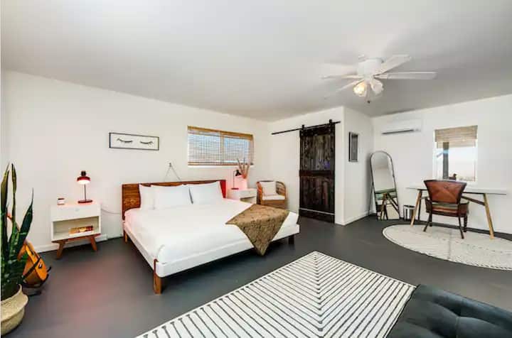 Chumba hiki cha kulala ndicho kikubwa zaidi katika nyumba. Ina kitanda aina ya king, futoni na dawati kubwa la ofisi. 