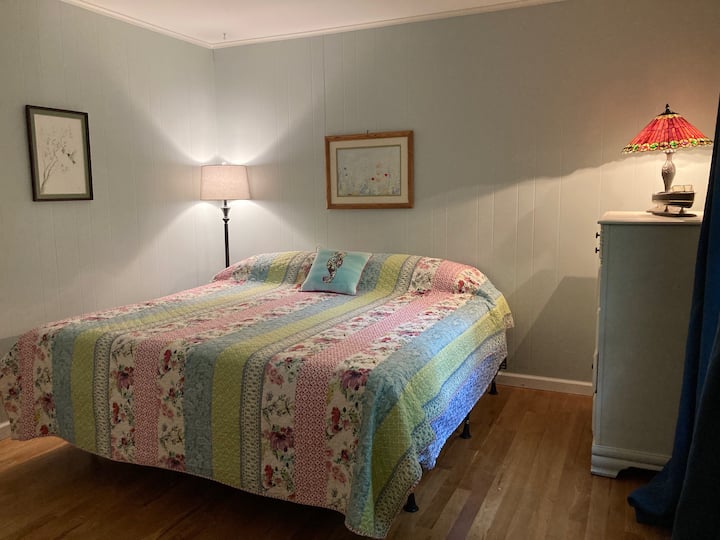 Спалня 1: суперголямо двойно легло със самостоятелна баня (само с душ). 