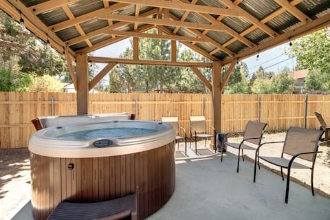 Ponderosa Pine Retreat-4 bedroom, hot tub, firepit