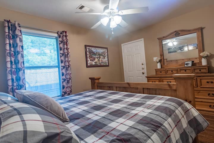 Master Bedroom, King bed