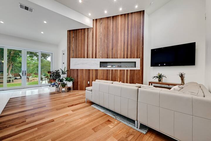 5/4 Modern, MCM/ranch-style home in Central Austin