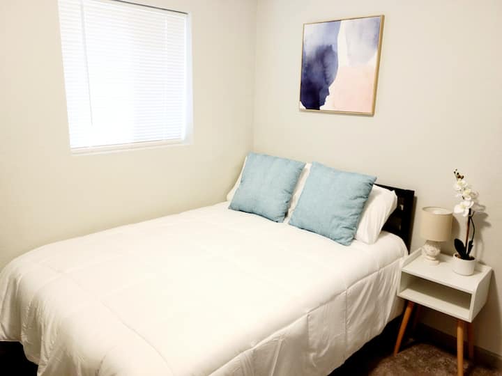 Druhá spálňa má plnohodnotnú posteľ, písací stôl a stoličku pre vašu prácu z domu. 