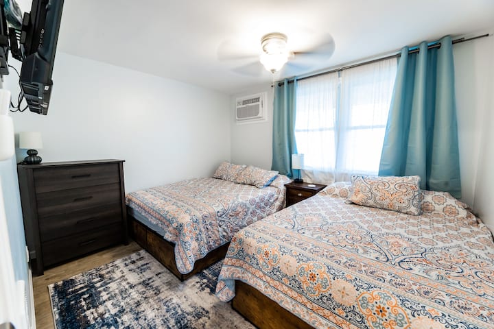 Dhoma e parë e gjumit: krevat dopio "queen", krevat me madhësi të plotë, korniza magazinimi, televizor inteligjent 43" 4k, njësi e re e ajrit të kondicionuar