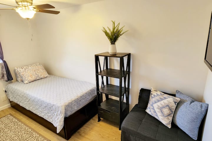 Dhoma e dytë e gjumit: Krevat dopio XL me krevat karrigeje të palosur në pozicione të ruajtura. Smart TV me TV transmetues.