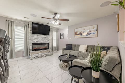 Top Airbnb: Cozy 2-Bedroom Home w/ Study Room near IAH Airport in Greater Greenspoint