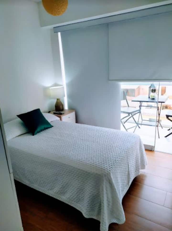 Room #2:
Ropa de cama fresca para primavera /verano, cama diván (1 plaza y 1/2 - 1 plaza), mesa de noche,lampara, closet con cajones, colgadores de ropa y manta, Tv de 32", internet, persianas black out de piso a techo, mampara que conduce al balcón.