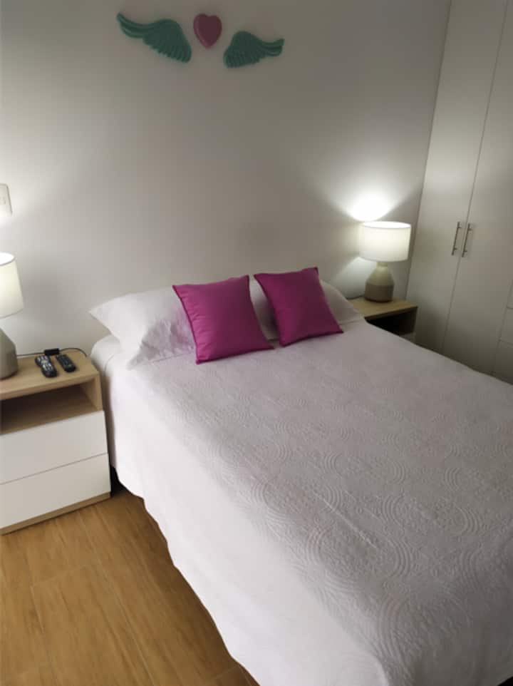 Room #1: 
Ropa de cama fresca para primavera/ verano, cama dos plazas con mesas de noche y lámparas, Tv de 50" con internet, closet con cajones, colgadores de ropa y manta, mesa de planchar y plancha eléctrica, persiana black out de piso a techo.