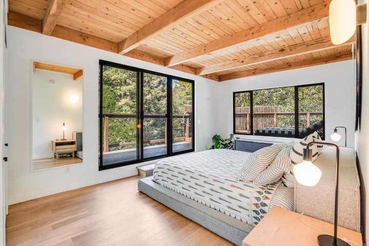 Primarna spavaća soba s bračnim krevetom i privatnom terasom. 