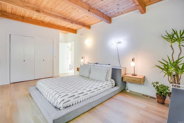 Spavaća soba za goste s bračnim krevetom (širine 150 