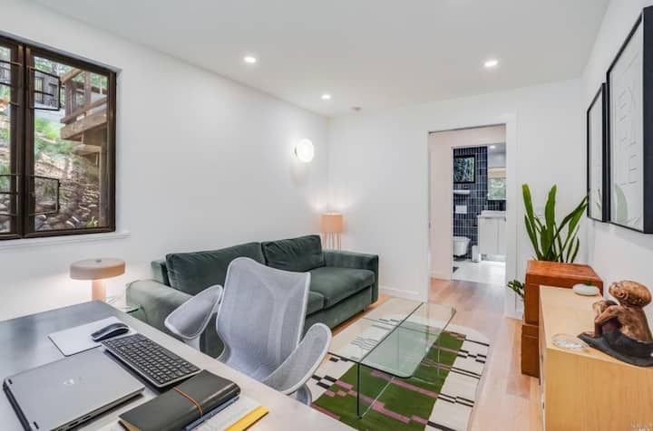 Treća spavaća soba ima kauč s bračnim krevetom i poseban prostor za rad s privatnom kupaonicom preko puta hodnika. 