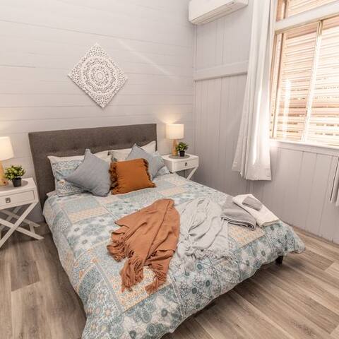 Renovated Townhouse, WiFi & AC - 100m To Hospital