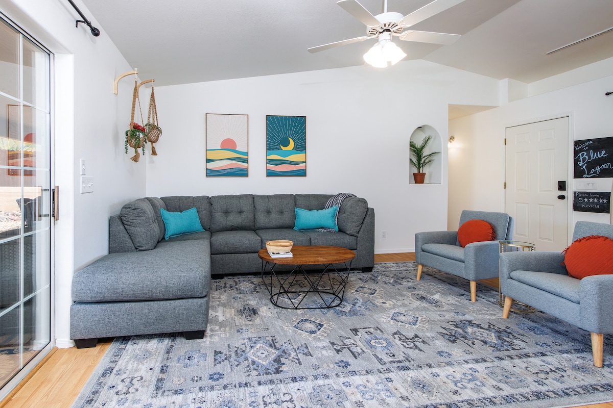 Sebule ya dari yenye viti vya starehe karibu na televisheni ya 55" Smart Roku. Mlango unaofunguka kwenye baraza na bwawa kwenye ua wa nyuma.