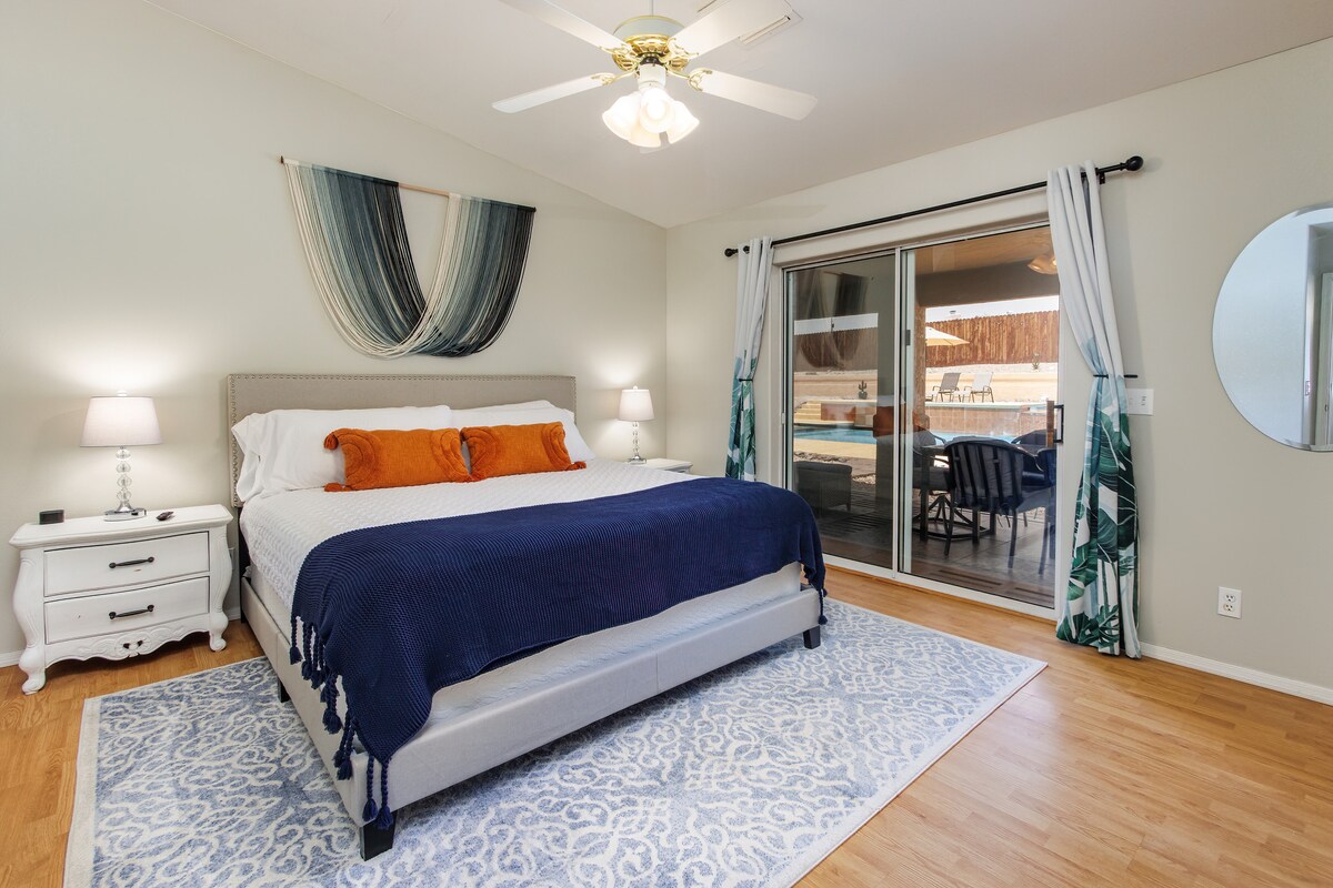 Ondoa kwa muda kwenye kitanda hiki cha ukubwa wa King kilicho na godoro la sponji la kukumbukwa. Kuteleza kwenye mlango hadi kwenye baraza na bwawa katika ua wa nyuma uliojaa furaha.