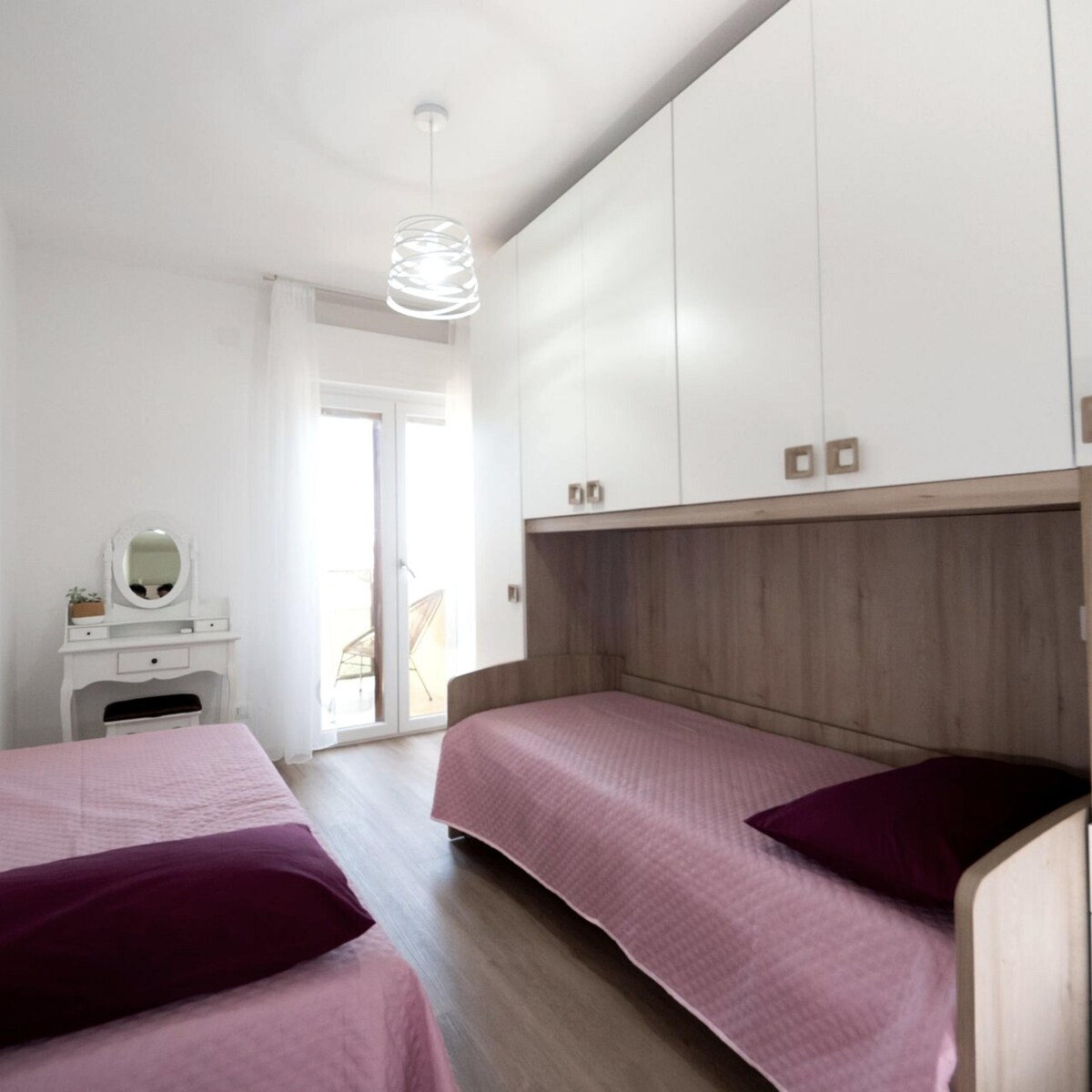 ห้องเดี่ยวหรือห้องคู่หากจำเป็นมีห้องน้ำส่วนตัวและระเบียงที่มองเห็นสวนสาธารณะ Molentargius