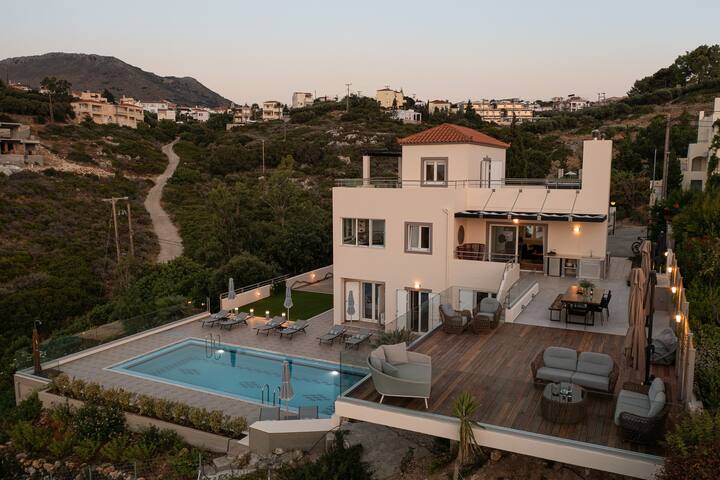 ELIDA -pool, billiard, views, 4min walk to the sea gallery image 4