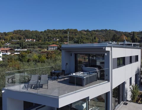 Also Aria Art Suite - Lake View and HotTube