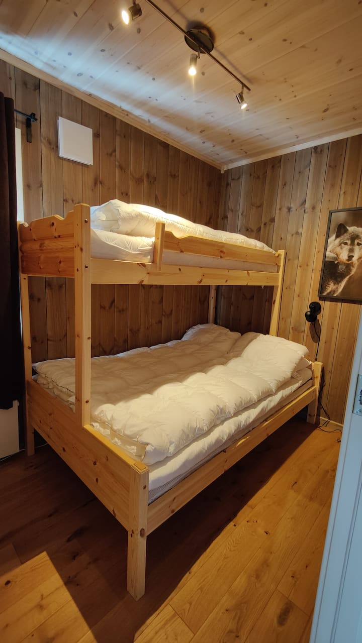 غرفة النوم 2: سرير عائلي مع غرفة نوم لثلاثة أشخاص. 