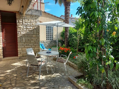 Cherry Laurel Apartment (2 minutes from the beach)