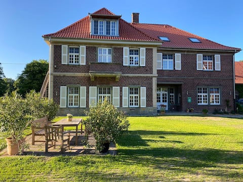 Shettyweide vacation home on estate with horses