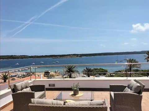Propiedad de Airbnb exitosa: Villa with a swimming pool, sea views, and air conditioning en Es Mercadal