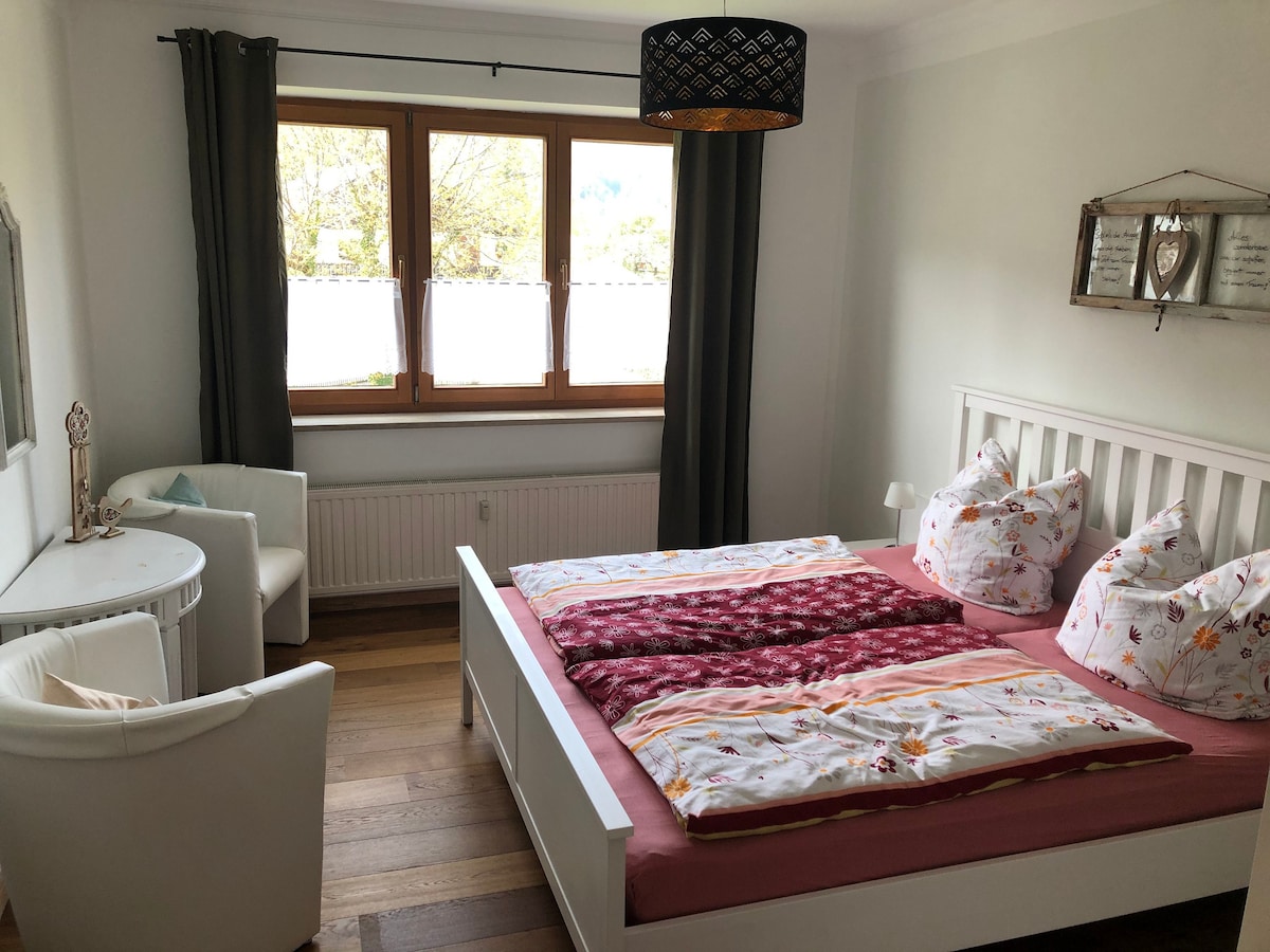 Dormitorio 1 , cama doble y asientos y armario.