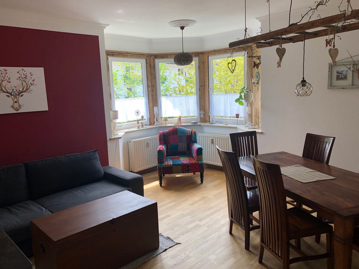 gran sala de estar con una mesa para 6 huéspedes, 
 rincón de lectura de color,  sofá, TV satelital.