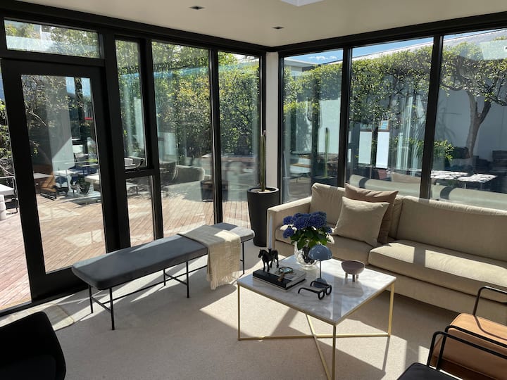 Cheerful Villa With Fireplace, Hot Pot/nice Garden - Reykjavík