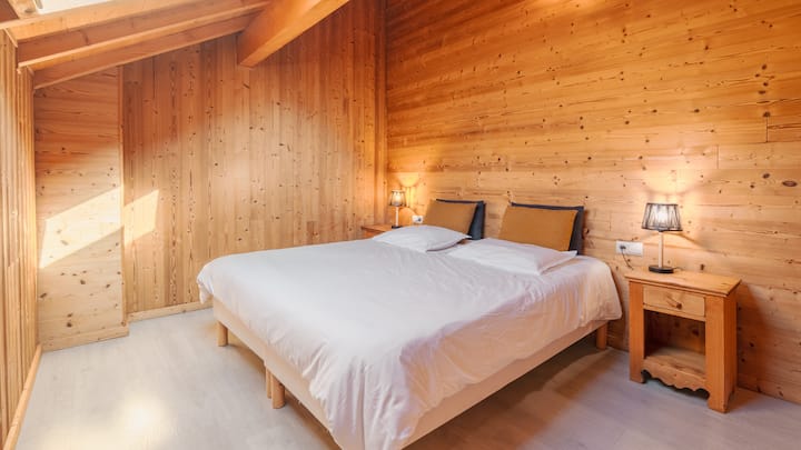 غرفة نوم في الطابق العلوي (سريران)