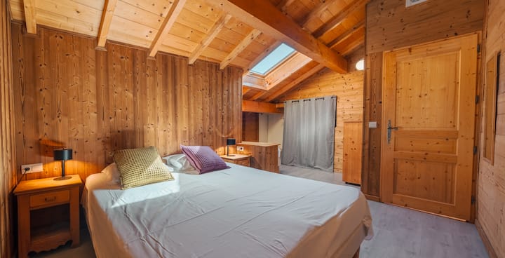 غرفة نوم في الطابق العلوي (3 أسرّة + سرير إضافي)