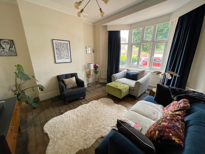 Large Terraced House With Garden - Botany Bay - London