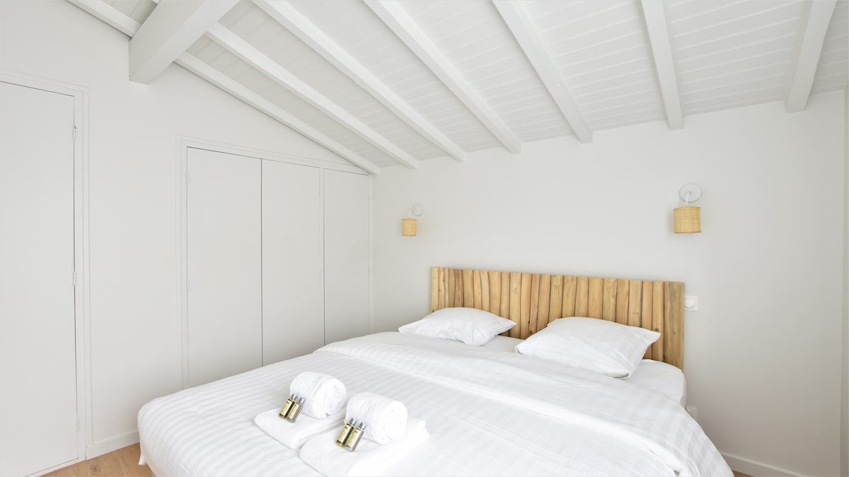 Საძინებელი 2, მაღლა, 1 მ 80 ორადგილიანი საწოლი, რომელიც მდებარეობს სახლის უკანა მხარეს