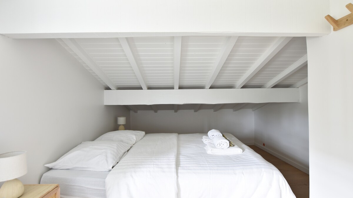 Საძინებელი 3, სხვენი, რომელიც მდებარეობს სახლის უკანა მხარეს