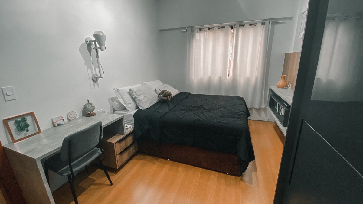 Lujosa suite principal, con cama tamaño queen, oficina en casa, muebles DellAnno y TokStok, encantador accesorio de iluminación y aire acondicionado.