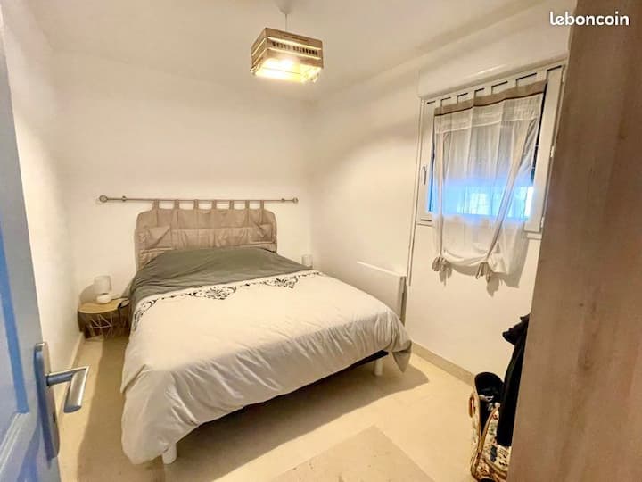 Chumba cha kulala cha 1 (Kitanda cha 160). pillowcase 60*60. godoro na mlinzi wa duvet kwa kitanda cha 160. chumbani cha kutembea na hangers (10).