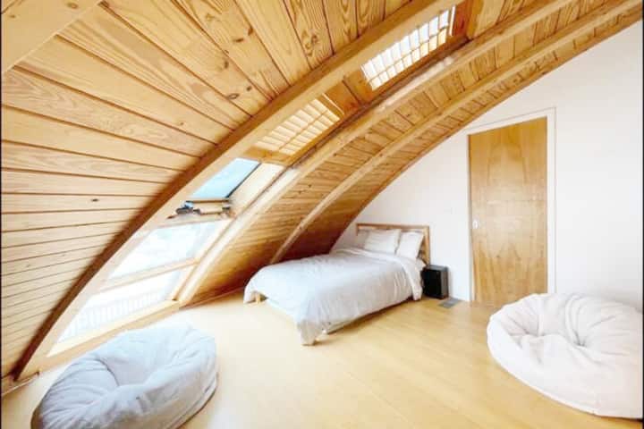 Upstairs Ensuite Bedroom (Bedroom 02)