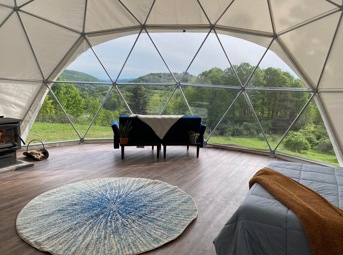 Wageni huamka kwenye mtazamo wa ajabu wa mlima kwenye nyumba yetu ya faragha. 