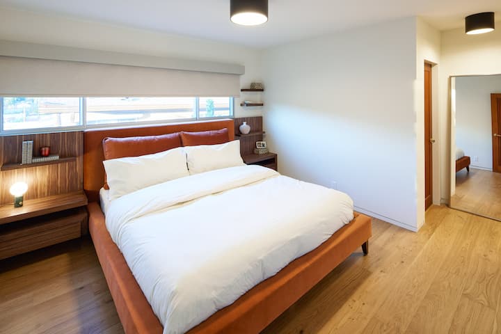 سرير كاليفورنيا مع خزانة ملابس وحمام داخلي