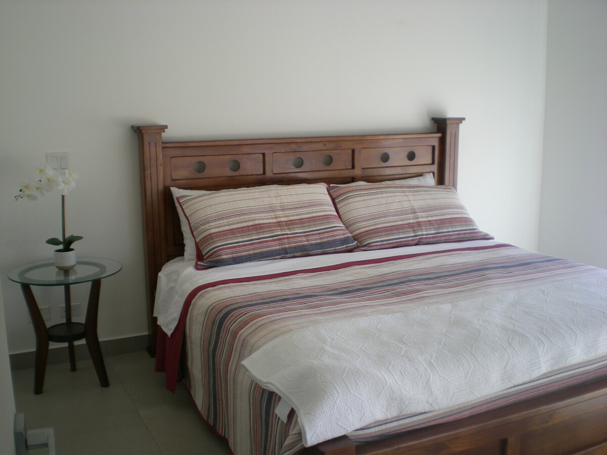 Брачен кревет (широк 150-179 см) во главната спална соба и две лизгачки поплочени врати