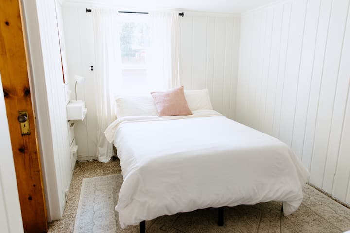 เตียงใหญ่ในห้องนอนที่สอง 